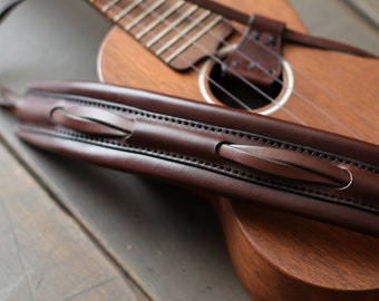 Correia acolchoada em couro para ukulele acústico ou elétrico | Correia com gancho para ukulele de concerto ou soprano | Estilo almofada