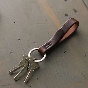 Porte-clés en cuir | Porte-clés fin en cuir avec anneau en métal | Mini tour de cou pour porte-clés | Porte-clés pour femme ou homme | Organiseur de porte-clés en cuir