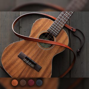 Dunne leren ukeleleband met initialen | Aangepaste uke-riem voor alle ukulele-spelers | Concert, tenor, bariton | SKINNY stijl afbeelding 1