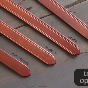 Peut inclure: Quatre lani&egrave;res de cuir avec diff&eacute;rentes options de bordure&nbsp;: aucune (par d&eacute;faut), simple, double et asym&eacute;trique. L&rsquo;option de bordure est indiqu&eacute;e sous chaque lani&egrave;re.