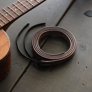 Dunne leren ukeleleband met initialen | Aangepaste uke-riem voor alle ukulele-spelers | Concert, tenor, bariton | SKINNY stijl afbeelding 10