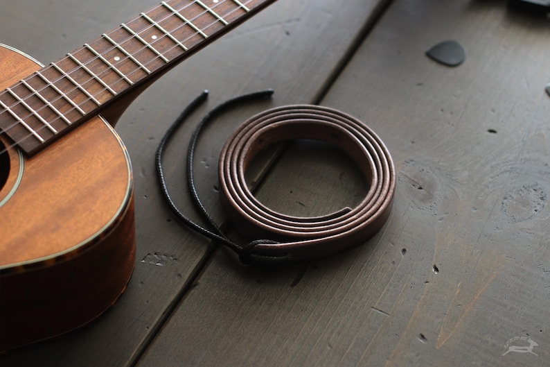 Dunne leren ukeleleband met initialen | Aangepaste uke-riem voor alle ukulele-spelers | Concert, tenor, bariton | SKINNY stijl afbeelding 10