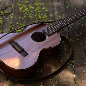 Dunne leren ukeleleband met initialen | Aangepaste uke-riem voor alle ukulele-spelers | Concert, tenor, bariton | SKINNY stijl afbeelding 2