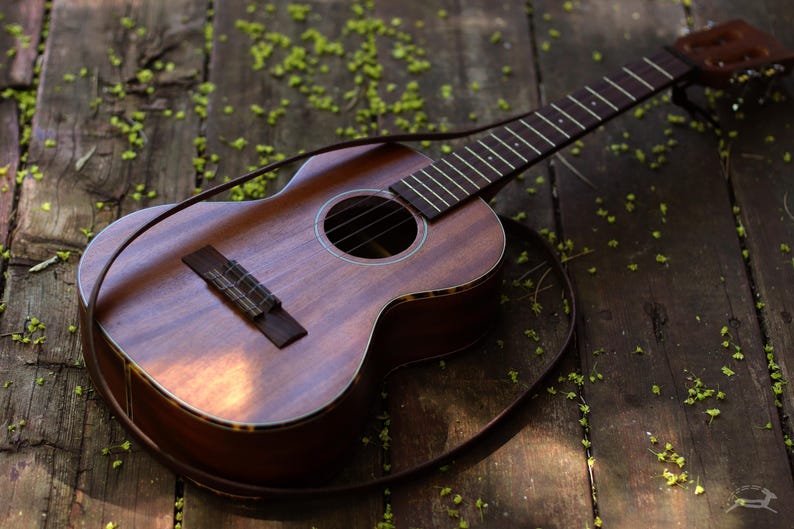 Dunne leren ukeleleband met initialen | Aangepaste uke-riem voor alle ukulele-spelers | Concert, tenor, bariton | SKINNY stijl afbeelding 2