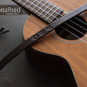 Dunne leren ukeleleband met initialen | Aangepaste uke-riem voor alle ukulele-spelers | Concert, tenor, bariton | SKINNY stijl afbeelding 9
