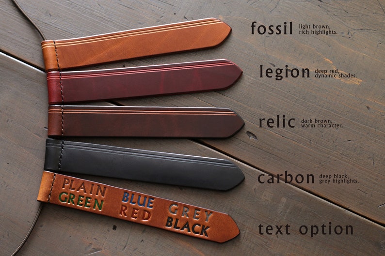 Peut inclure: Cinq lani&egrave;res en cuir de diff&eacute;rentes couleurs et textures, &eacute;tiquet&eacute;es avec des noms comme "fossil", "legion", "relic" et "carbon". Les lani&egrave;res pr&eacute;sentent un d&eacute;tail de couture subtil. Une petite lani&egrave;re en cuir en bas porte les mots "PLAIN GREEN", "BLUE RED" et "GREY BLACK" en diff&eacute;rentes couleurs.