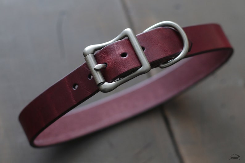 Peut inclure: Un collier de chien en cuir bordeaux avec une boucle et un anneau en D argent&eacute;s.