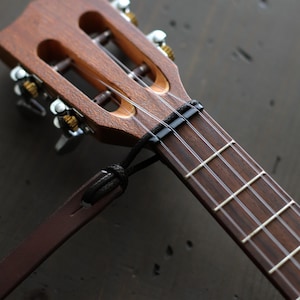 Dunne leren ukeleleband met initialen | Aangepaste uke-riem voor alle ukulele-spelers | Concert, tenor, bariton | SKINNY stijl afbeelding 4