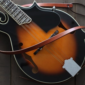Cinturino per mandolino in pelle sottile per stile A o stile F / Cinturino fatto a mano con iniziali per suonatore di mandolino / Stile SKINNY