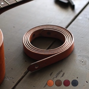 フォークやカントリーミュージシャンのためのスキニーレザーギターストラップ | 完全ハンドメイドのプレミアムレザーイニシャル入りストラップ | スキニースタイル