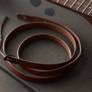 Dunne leren ukeleleband met initialen | Aangepaste uke-riem voor alle ukulele-spelers | Concert, tenor, bariton | SKINNY stijl afbeelding 12
