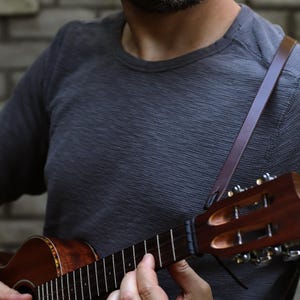 Dunne leren ukeleleband met initialen | Aangepaste uke-riem voor alle ukulele-spelers | Concert, tenor, bariton | SKINNY stijl afbeelding 11