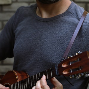 Correa de ukelele de cuero fino con iniciales / Correa de uke personalizada para todos los ukeleles / Concierto, Tenor, Barítono / Estilo SKINNY imagen 2