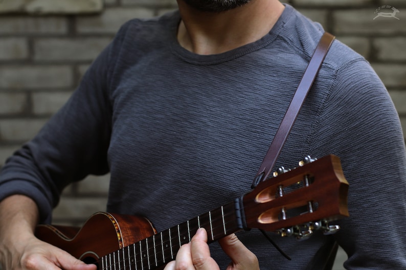 Correa de ukelele de cuero fino con iniciales / Correa de uke personalizada para todos los ukeleles / Concierto, Tenor, Barítono / Estilo SKINNY imagen 2