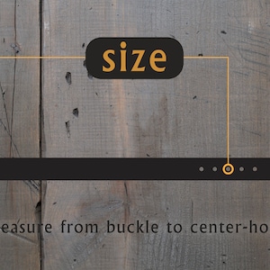 Peut inclure: Une ceinture en cuir noir avec une boucle argent&eacute;e et plusieurs trous. Le texte "size" est &eacute;crit en orange sur un ovale noir. Le texte "mesurer de la boucle au trou central" est &eacute;crit en noir sous la ceinture.