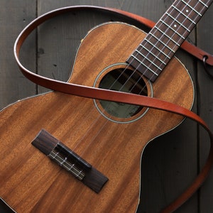 Correa de ukelele de cuero fino con iniciales / Correa de uke personalizada para todos los ukeleles / Concierto, Tenor, Barítono / Estilo SKINNY imagen 1