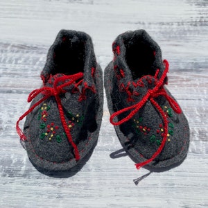 Embroidered Felt Baby Booties // Baby Shower Gift //