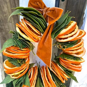 Corona de naranjas secas y hojas de laurel/magnolia