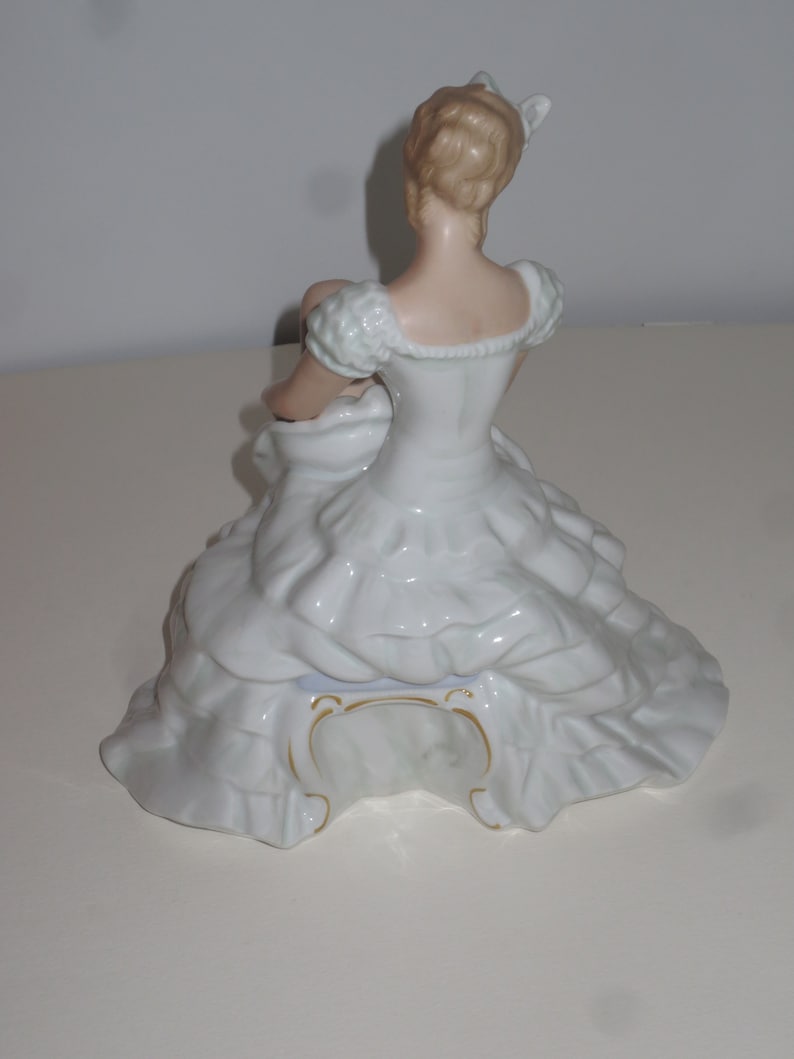 Vintage Wallendorf Porcelain Figurine of Ballerina in a Sitting Position lacing her shoes, German Porcelain Figurine image 4