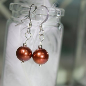 Orecchini di perle in bronzo minimalisti, perle d'acqua dolce genuine, regalo di pietra portafortuna di giugno con fili di orecchini in argento sterling