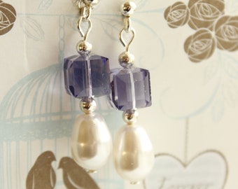 Weiße Glasperlen Tropfenohrringe mit lila Swarovski Glaswürfeln, Perlenohrringe Geschenk für Brautjungfer