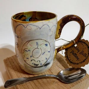 Taza de cerámica de donut verde feliz, taza de café de cerámica hecha a mano, boceto de dulces dibujados a mano, vasos de azúcar, vidrio de cacao caliente con chispas amistosas