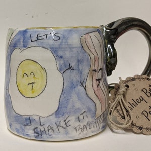 Taza de cerámica hecha a mano con tocino feliz y huevo, taza de café de cerámica azul y marrón, vajilla para desayuno Buddy dibujada a mano, vaso de cacao caliente