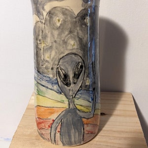 Jarrón extraterrestre de cerámica hecho a mano con nube de arcoíris en blanco y negro gris, taza de cerámica extraterrestre con OVNI dibujado a mano, decoración del hogar de ET Buddy, ET Friend