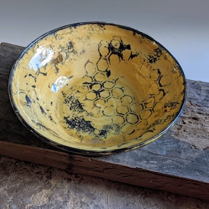 Gouden bijenaccent blauwe bijenkorf en ambergele aardewerk kom, handgemaakte keramische snuisterij schotel, rustiek woondecoratie