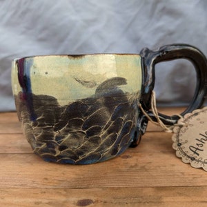 Aquablå och svart bohemisk sjöjungfrudrake fiskfjäll texturerad keramikmugg, handgjord keramik bred kaffekopp, sjö vid havet havsglas
