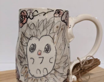 Weiß Igel Blume Keramik handgemachte Tasse, Woodland Buddy Keramik Kaffeetasse, süße Hand gezeichnete Tier Floral Trinkgefäße