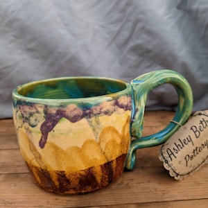Rustikaler Aquarell Tropf Regenbogen Keramik Becher, Abstrakte Wüste Multicolor Keramik Kaffeetasse, Gelb Braun Türkis Blau Lila Sonnenuntergang Stein
