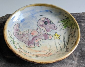 Lindo plato de anillo de dinosaurio púrpura de cerámica, almacenamiento de joyería de amigo caprichoso, plato de baratija de cerámica, plato de niños amigo animal, bandeja de servicio pequeña