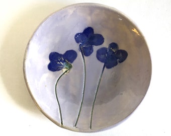 Plat en poterie fleur violette fait main : porte-anneaux en grès du Vermont