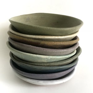 Tigela rasa para sobremesa e petiscos de cerâmica. Feita sob encomenda, em cerâmica de grés feita à mão. Várias cores. Cerâmica esmaltada fosca.