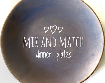 Assiette plate en céramique. Mélangez et assortissez la vaisselle. SUR COMMANDE. Plats de poterie en grès fabriqués à la main. Liste de mariage