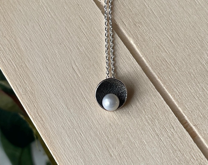 Round pendant with texture and pearl in sterling silver for women