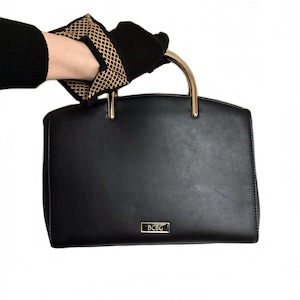 Cartera de piel vegana negra BCBG / bolso de mano con asa superior en tono dorado escultural / bolso de hombro