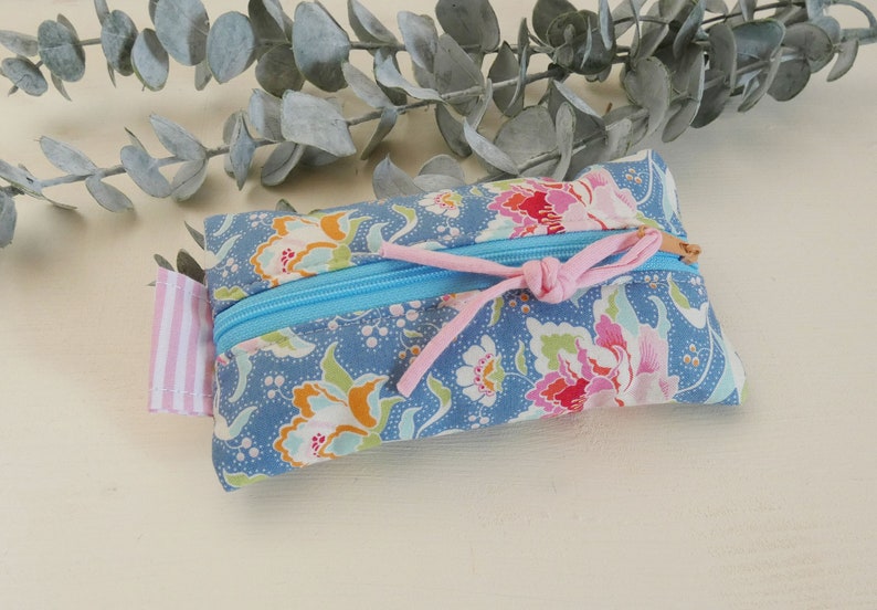 Tatüta tissue bag, little bag, mini bag, medicine bag, paradise flowers, stylish gift, flowers, colorful, souvenir bag Blumen auf blau