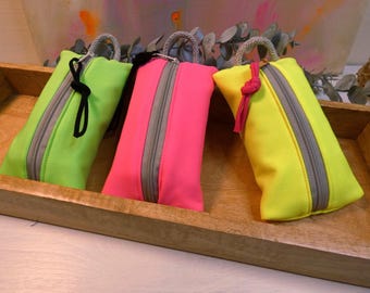 Softshell tissue pouch | Water-repellent Tatu bag | Robust outdoor tissue pouch | Small neon-colored sports hygiene bag