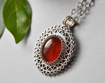 Collier ovale de cornaline, collier en filigrane d’argent, petit pendentif en cornaline rouge