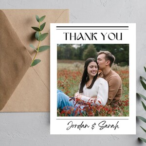 Modelo de cartão postal moderno de agradecimento, obrigado de noivado, obrigado de casamento, cartões postais, cartão postal de jornal, editável no Canva