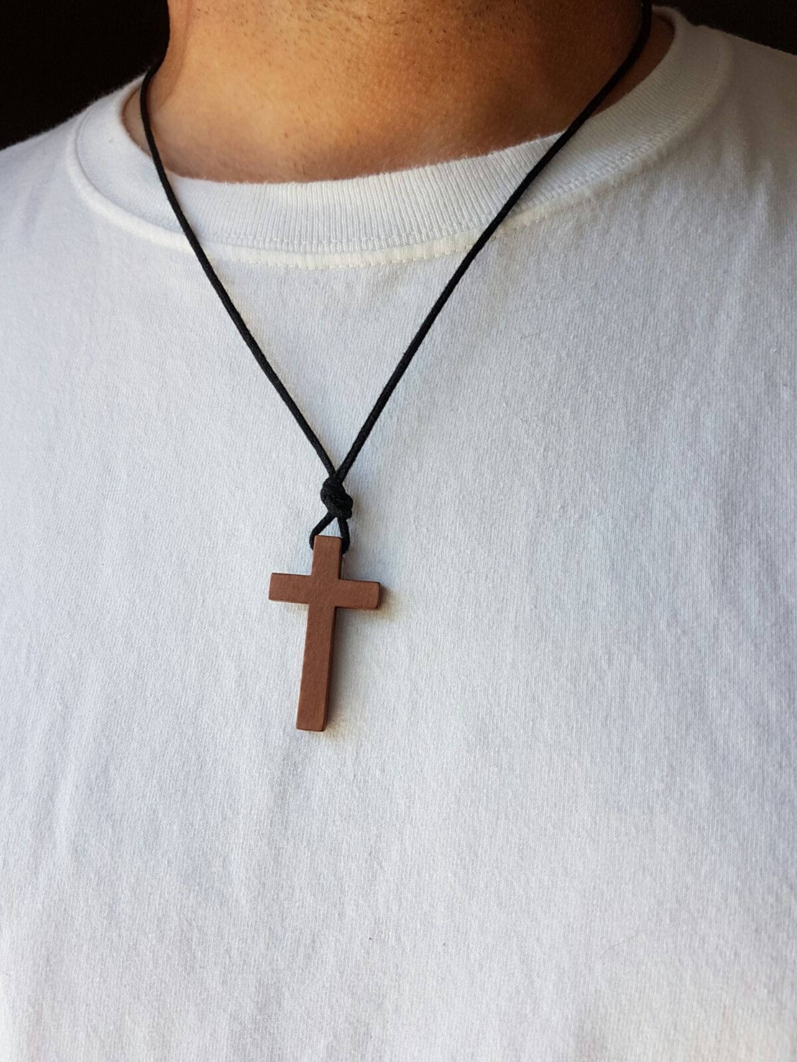 Деревянные мужские крестики. Деревянный крест на шею. Нательный крестик на веревочке. Католический крестик на шею. Веревочка для крестика.