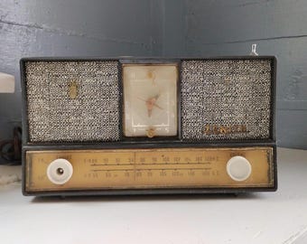 Vintage Zenith Table Top Clock Radio Model No S-43497 For Parts Repair or Set Prop Photo Prop DOES NOT WORK RhymeswithDaughter