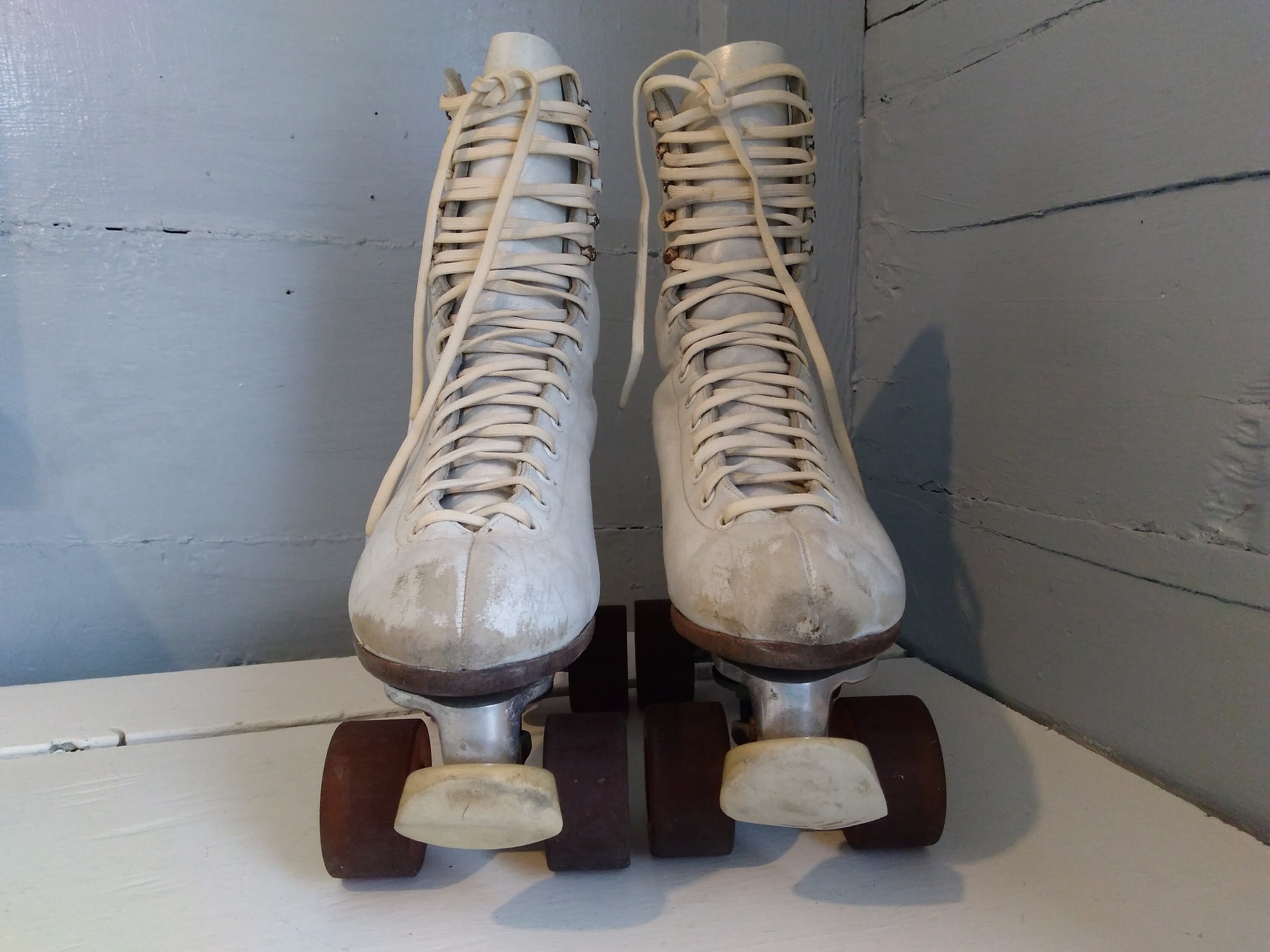 Vintage Four Wheel Roller Skates Womens White Leather Size 9 1/2 to 10