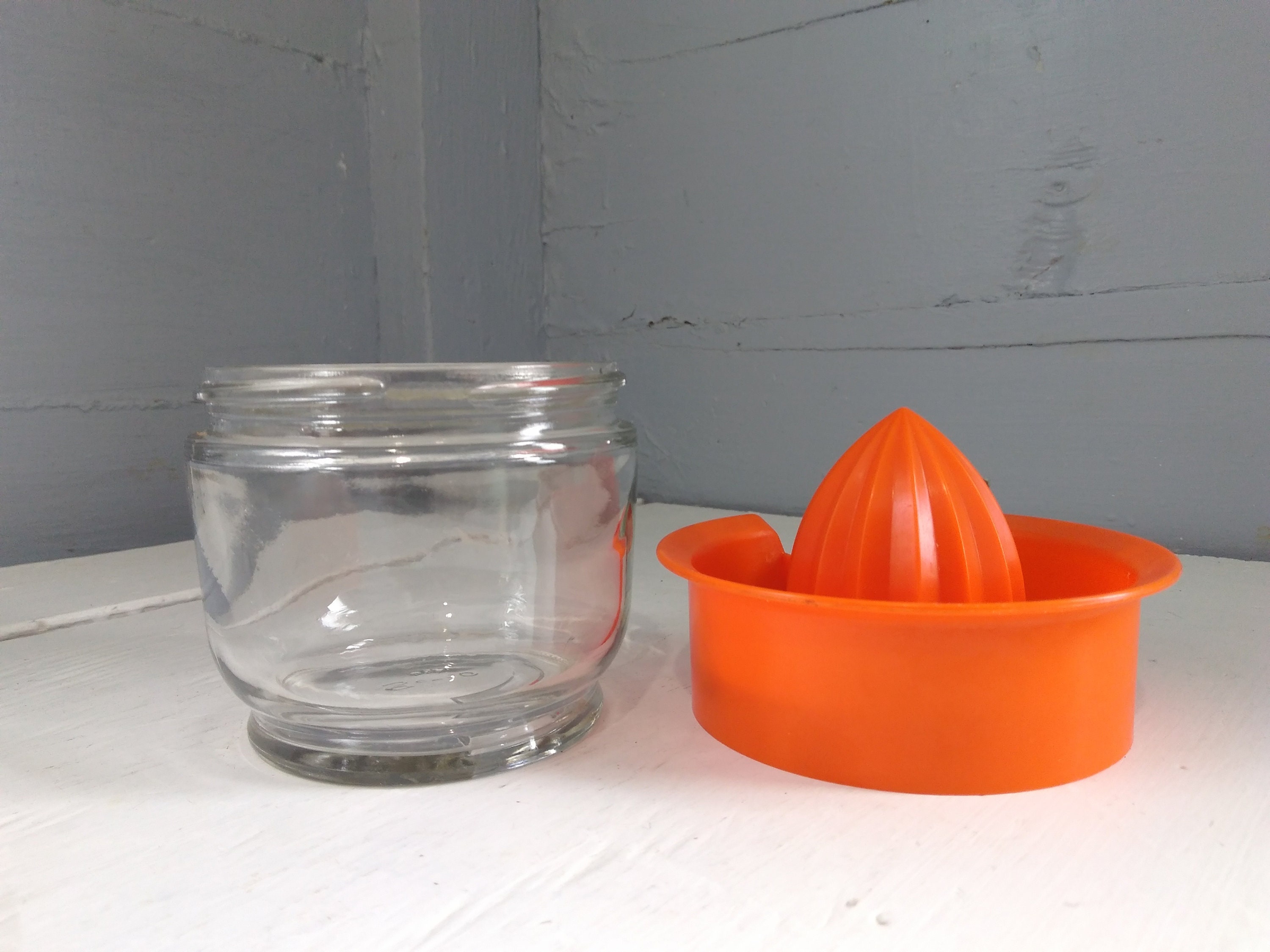 Glass Juicer with Pouring Spout Hand Juicer Kitchen Gadget Lemon Juicer