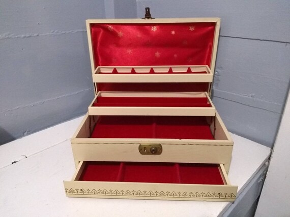 1960/'s Buxton Jewellery Box Lift Top Lid Satin and Flocked Lining Vintage Jewel Box Gilded Floral Large 4-Tier Jewel Holder 2 Drawers