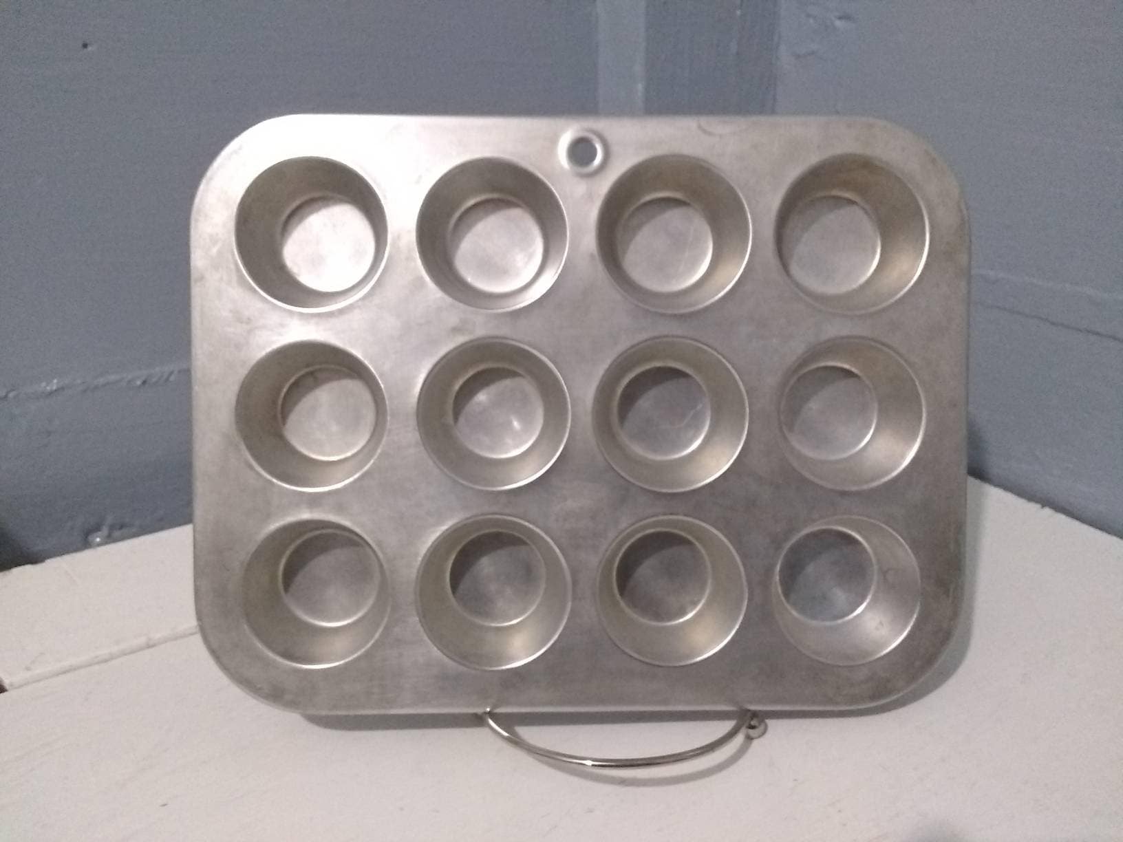 MIRRO 62M ALUMINUM 12 HOLE CUPCAKE MUFFIN TIN, VINTAGE