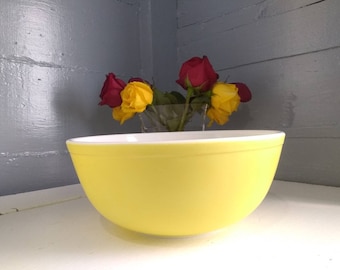 Vintage 50s Yellow Ovenware No 404 Pyrex Mixing or Nesting Bowl Farmhouse Country or MidCentury Modern Kitchen Decor RhymeswithDaughter