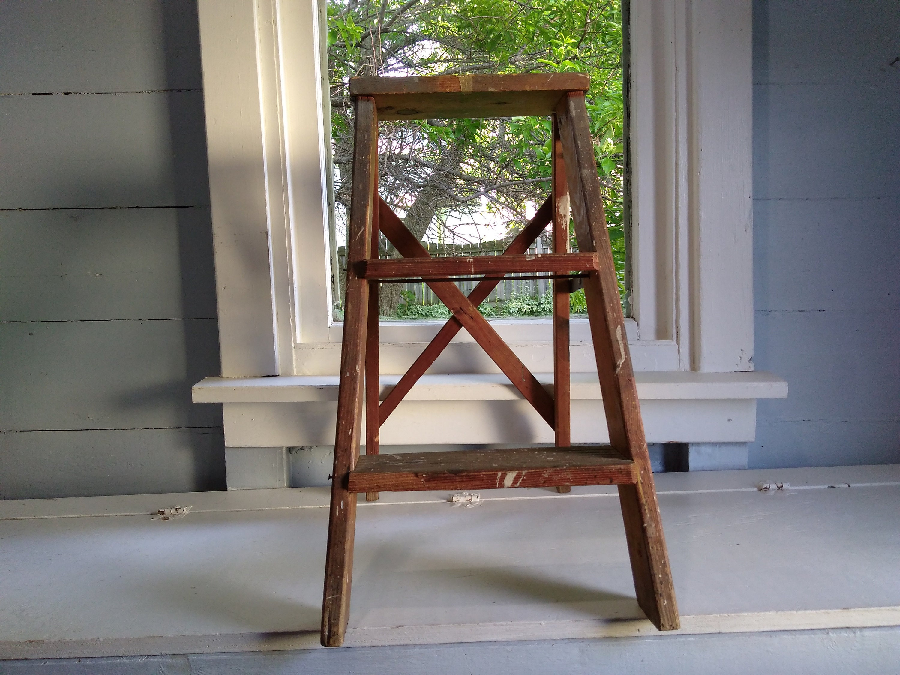 Featured image of post Plant Stand From Old Ladder : There was a house in my old neighborhood that just had ladders standing up along the edges of their driveway filled with plants.